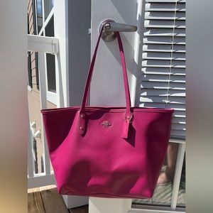 Coach fuchsia large size purse. Was used 7-8 times